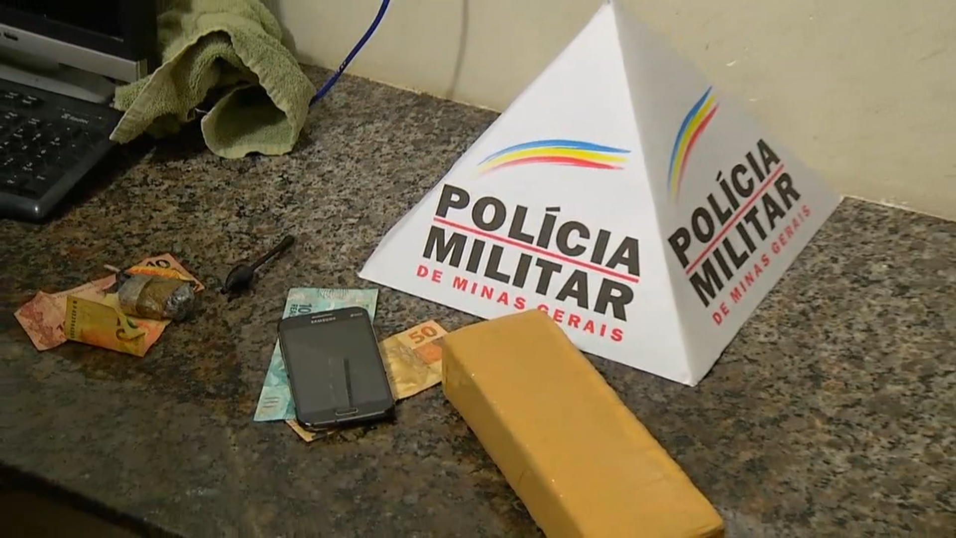 Maconha na moto: dois são presos com droga